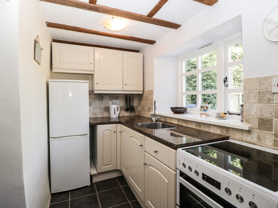 Cottage | Private kitchen | Fridge, microwave, electric kettle, toaster