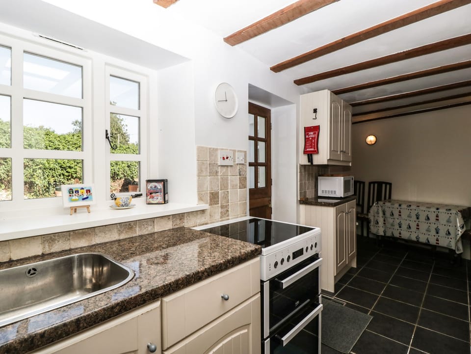 Cottage | Private kitchen | Fridge, microwave, electric kettle, toaster