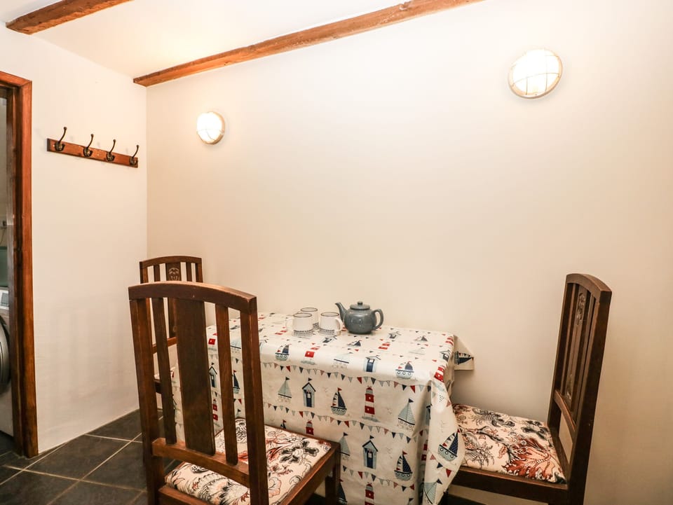 Cottage | Dining