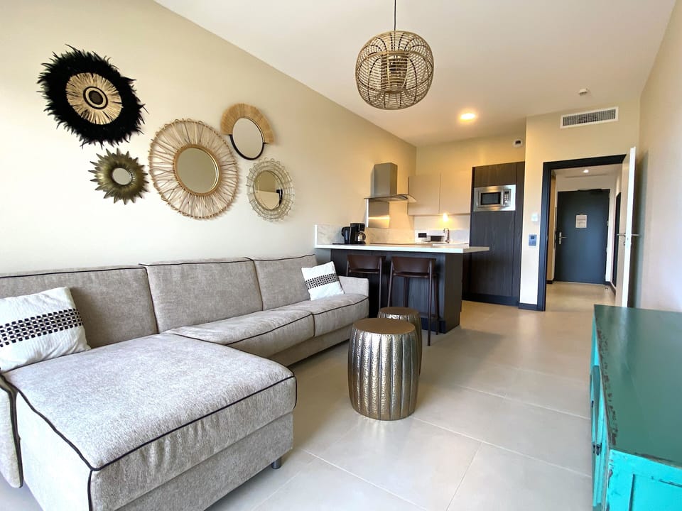 Superior Apartment, Sea View, Beachside | In-room dining