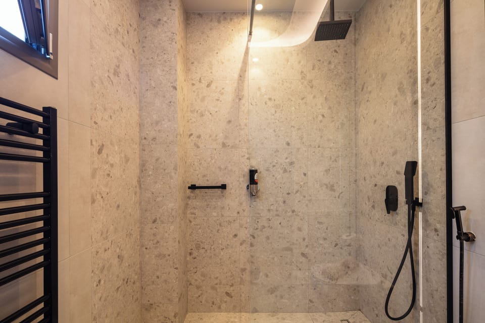 Stand-up shower