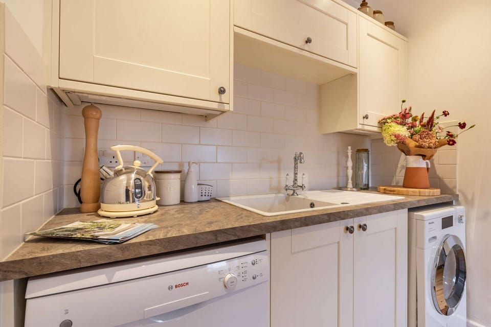 The Cotswold Guy Apartment Kitchen - StayCotswold
