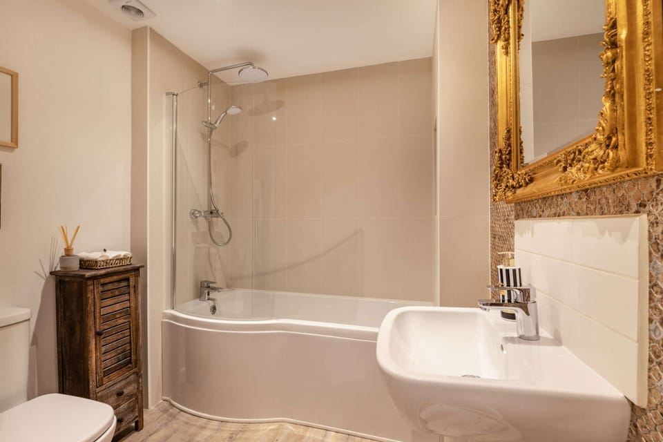 The Cotswold Guy Apartment Bathroom - StayCotswold
