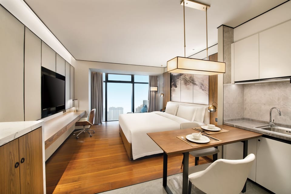 Minibar, in-room safe, iron/ironing board, WiFi (free)