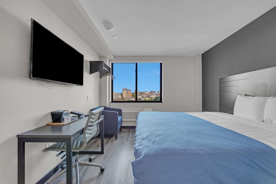 Room, 1 King Bed, Non Smoking | Desk, free WiFi, bed sheets