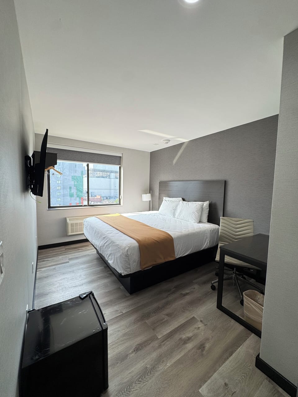 Room, 1 King Bed, Non Smoking | Desk, free WiFi, bed sheets