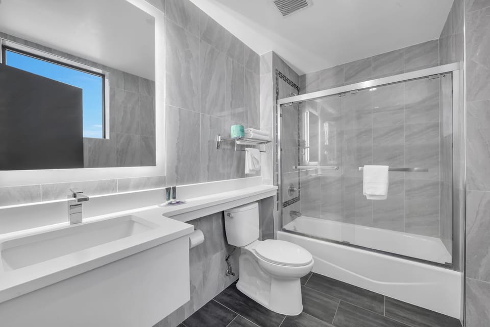 Room, 1 King Bed, Non Smoking | Bathroom | Hair dryer, towels