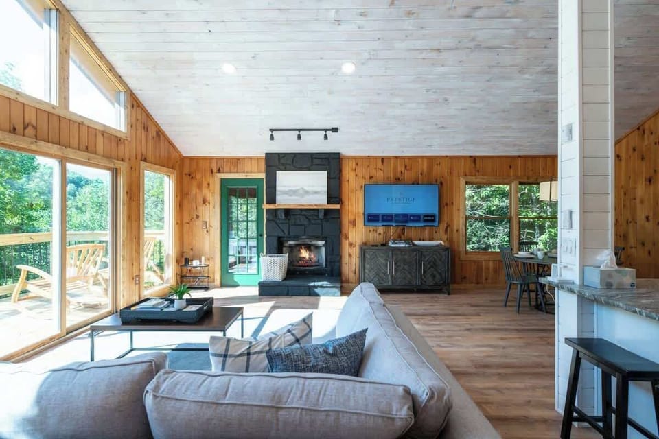 TV + Fireplace + Wooded Views = Ultimate Relaxation