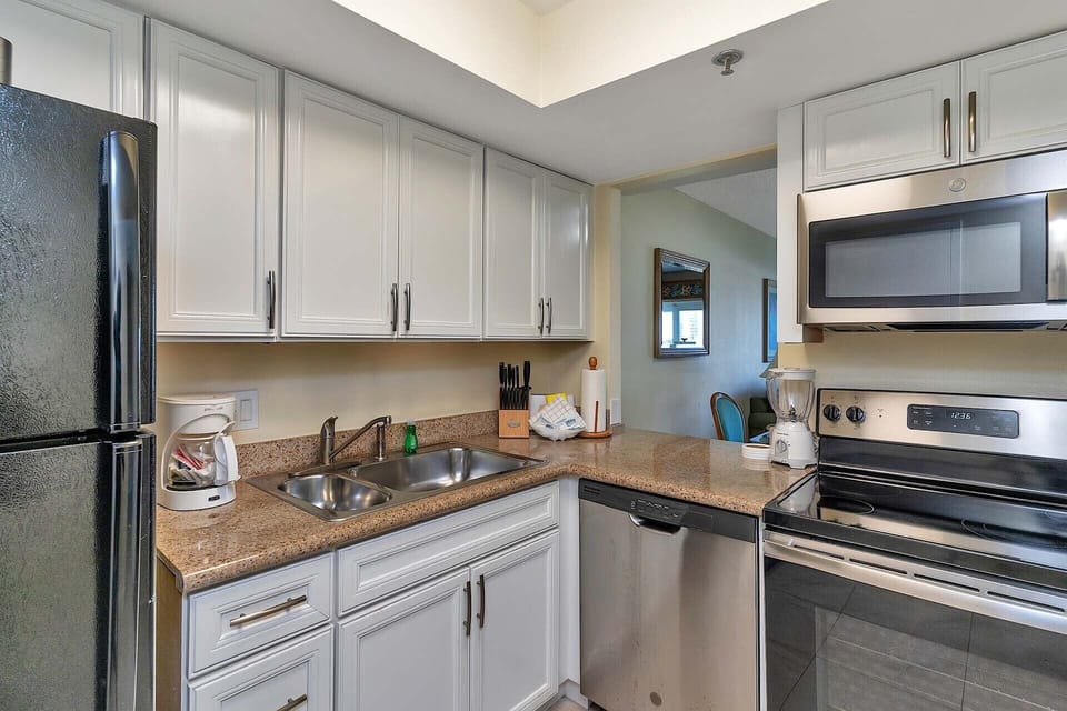 Full Kitchen - Fridge - Stove - Oven - Microwave