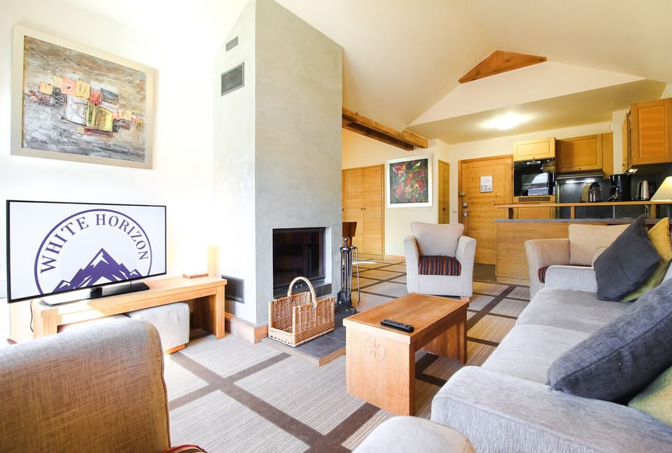Large living room with fireplace and mountain views - Flaine ski rental