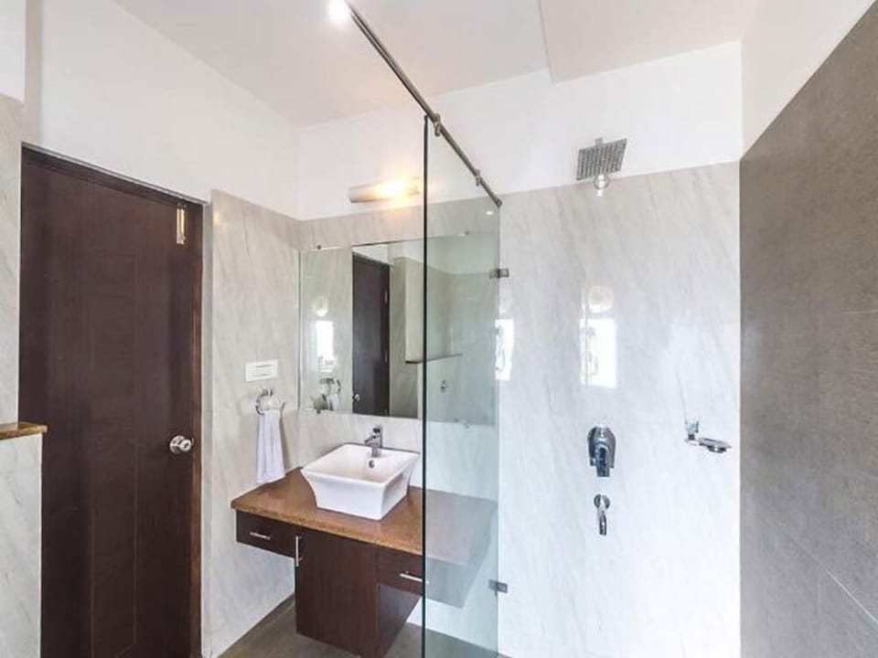 Shower, free toiletries, towels