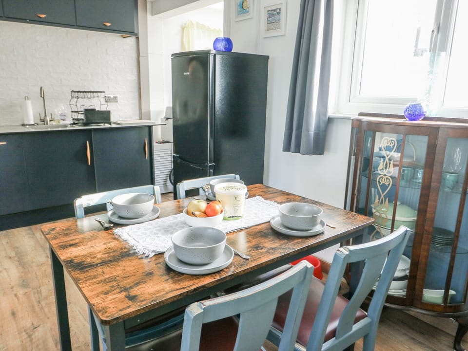 Cottage | Dining