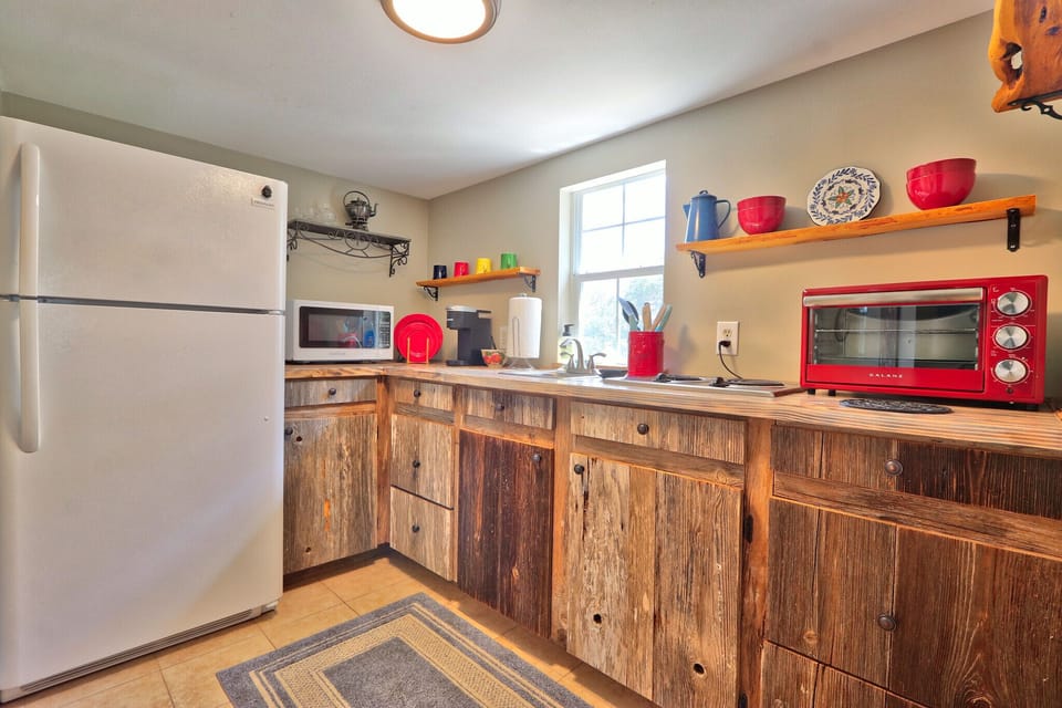 Kitchenette area with full size refrigerator