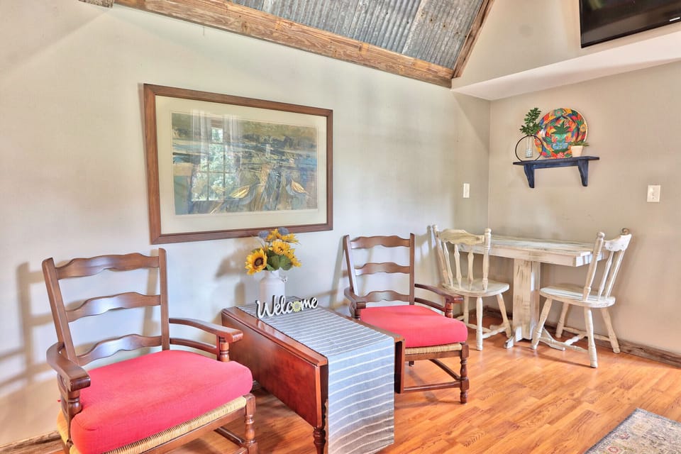 Seating area next to the breakfast table