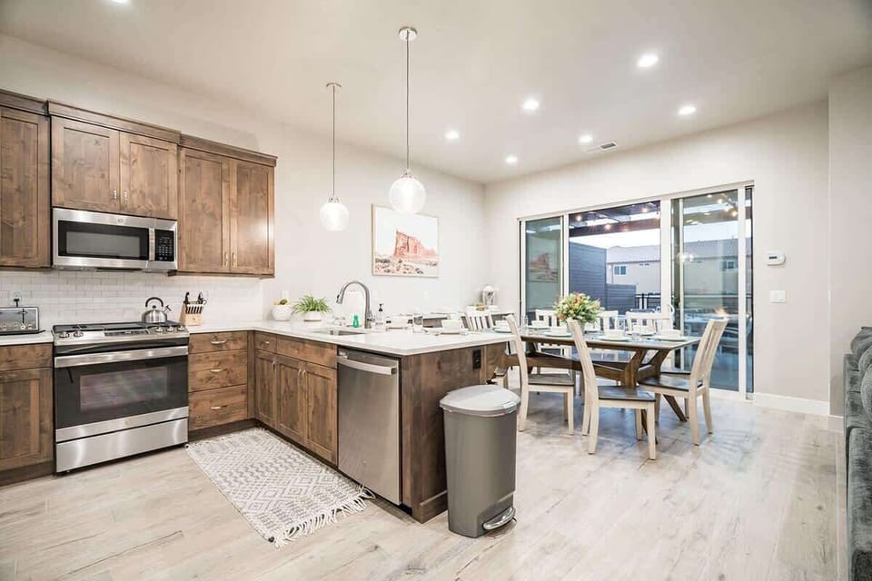 Beautiful custom full sized kitchen with bar and dining for 16
