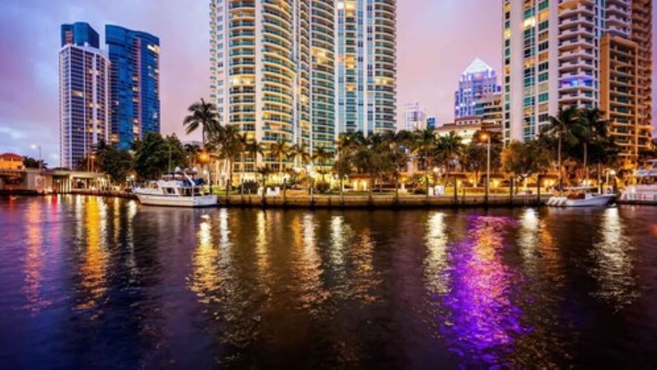 Walk to vibrant Wilton Drive & a few minutes’ drive to Las Olas Boulevard,Beach!