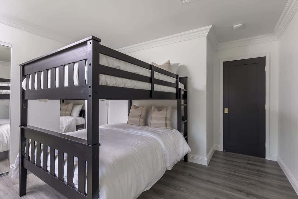 4th Bedroom with 2 Full Beds (Bunk Bed)