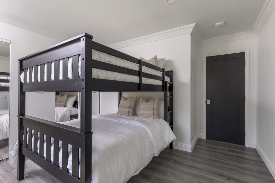 4th Bedroom with 2 Full Beds (Bunk Bed)