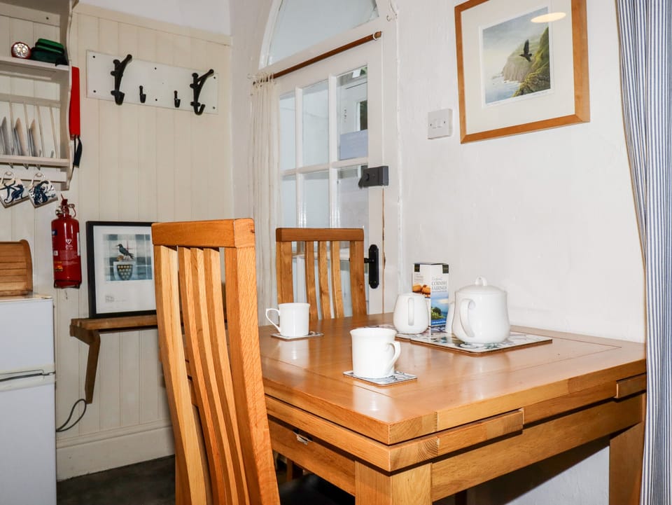 Cottage | Private kitchen | Fridge, microwave, electric kettle, toaster