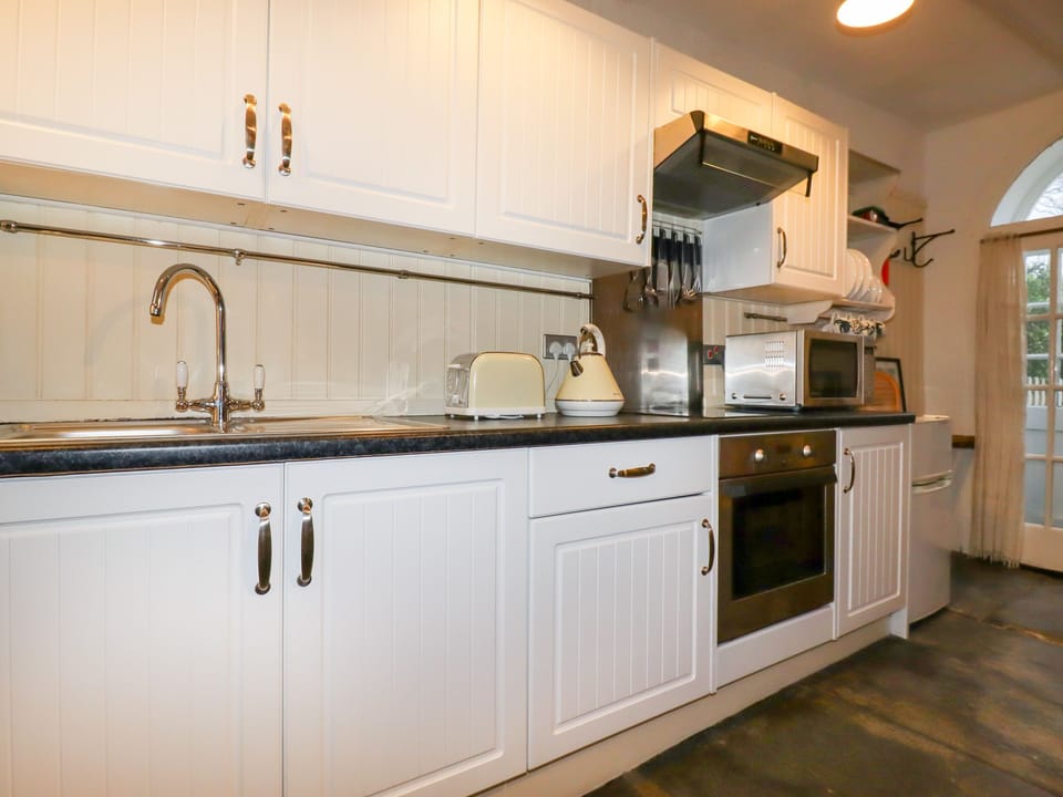 Cottage | Private kitchen | Fridge, microwave, electric kettle, toaster