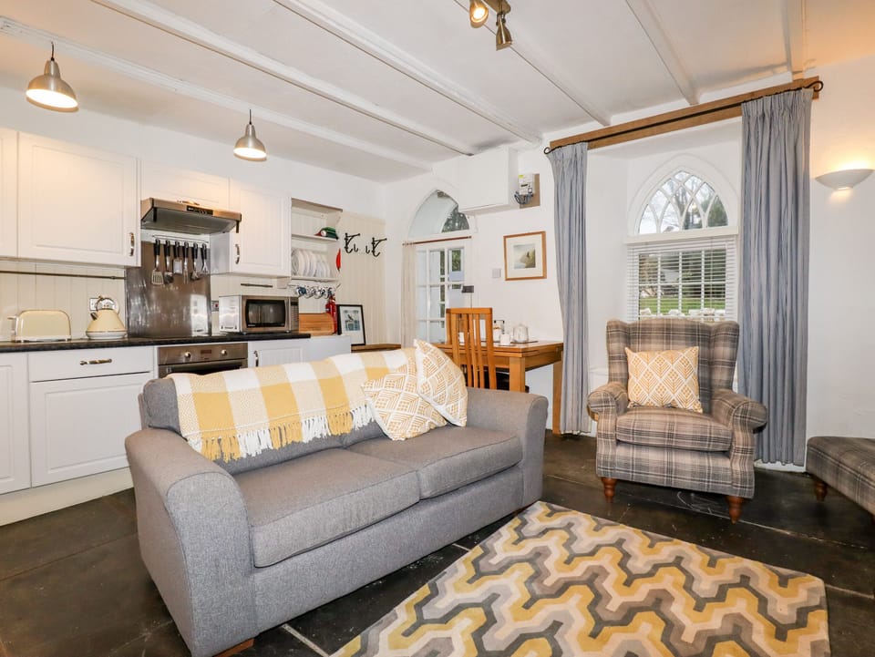 Cottage | Living room | Fireplace, DVD player