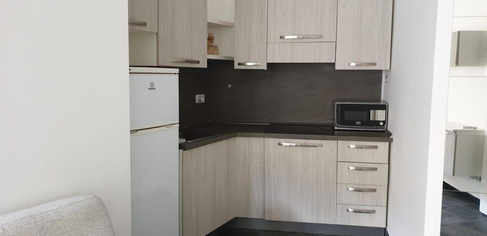City Apartment | Private kitchen | Full-size fridge, microwave, stovetop, cookware/dishes/utensils