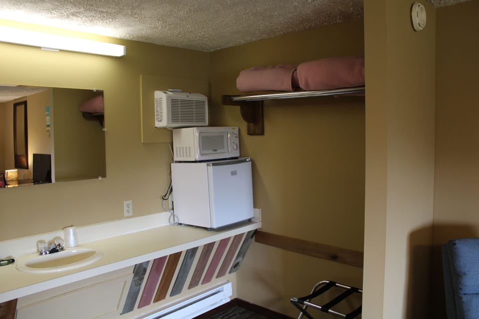 Deluxe Room | Hypo-allergenic bedding, free WiFi, bed sheets