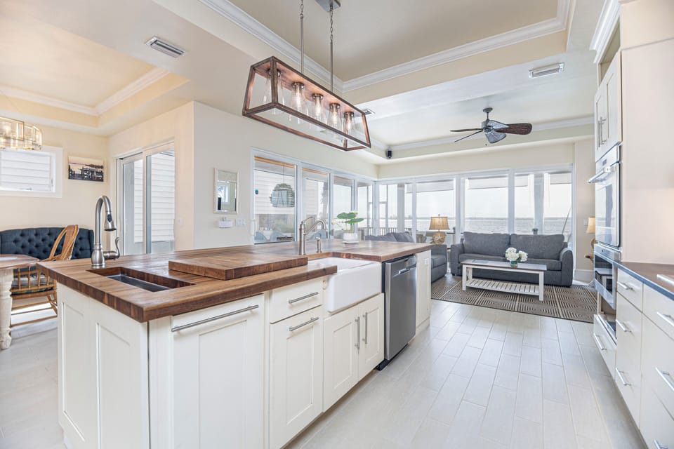 A fully equipped chef's kitchen and bar seating for an aperitif with guests