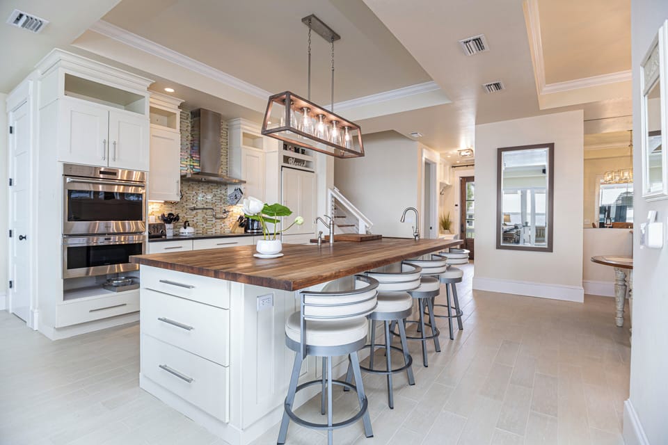 A fully equipped chef's kitchen and bar seating for an aperitif with guests