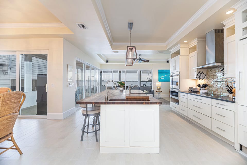 A fully equipped chef's kitchen and bar seating for an aperitif with guests
