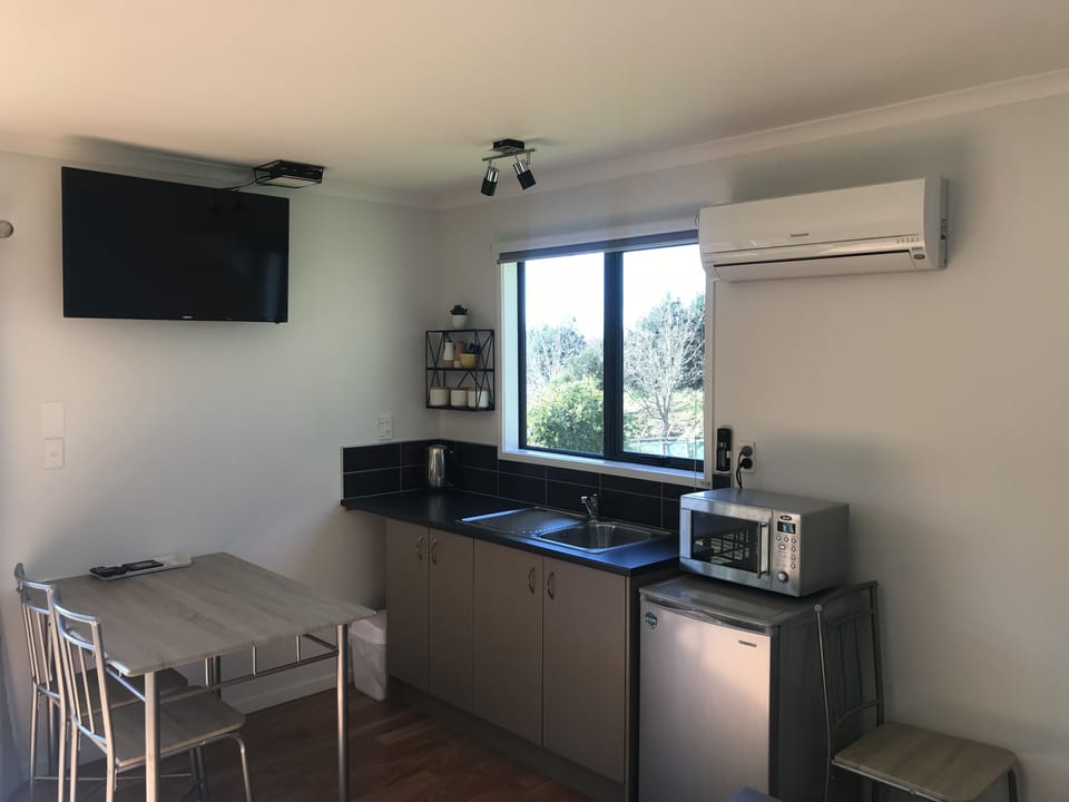 Studio | Private kitchenette | Coffee/tea maker, fridge, microwave, stovetop