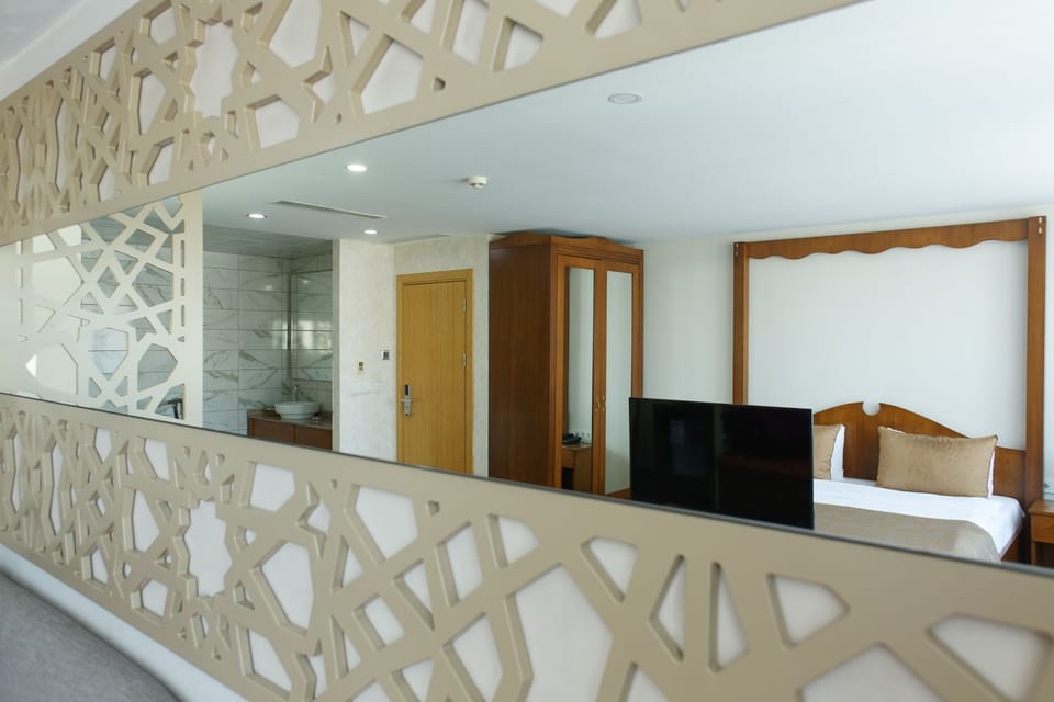 Suite | Minibar, in-room safe, desk, blackout drapes
