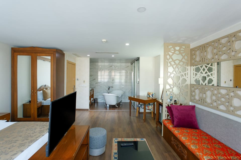 Suite | Minibar, in-room safe, desk, blackout drapes