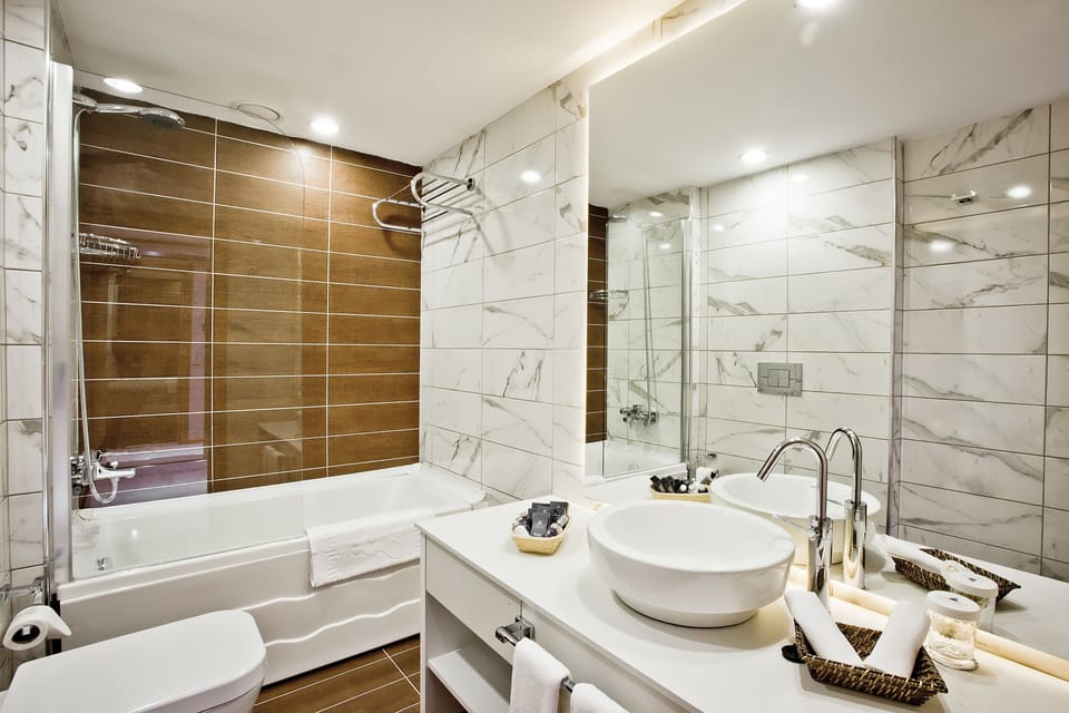 Deluxe Room | Bathroom | Free toiletries, hair dryer, slippers, towels