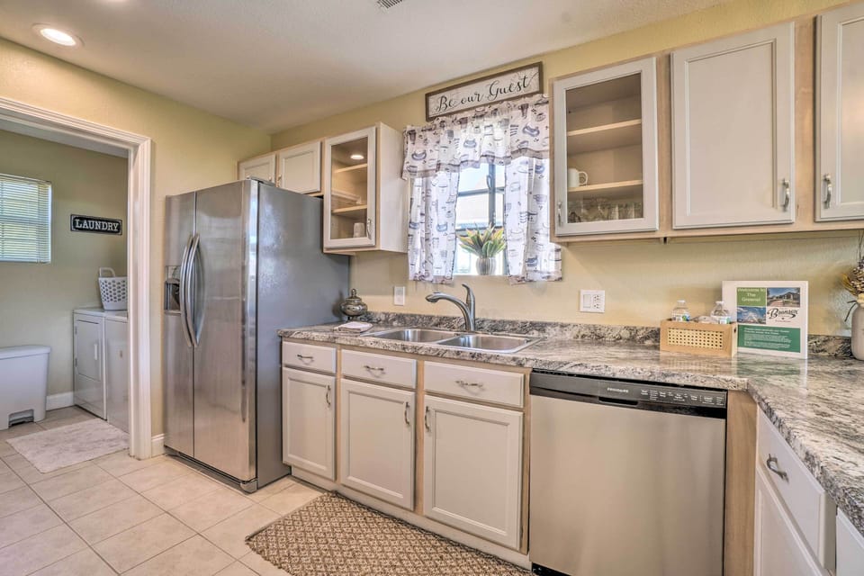 Kitchen | Fully Equipped w/ Cooking Basics