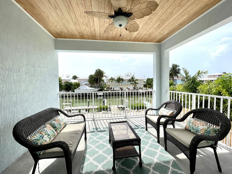 Upstairs lounge area great for morning coffee 