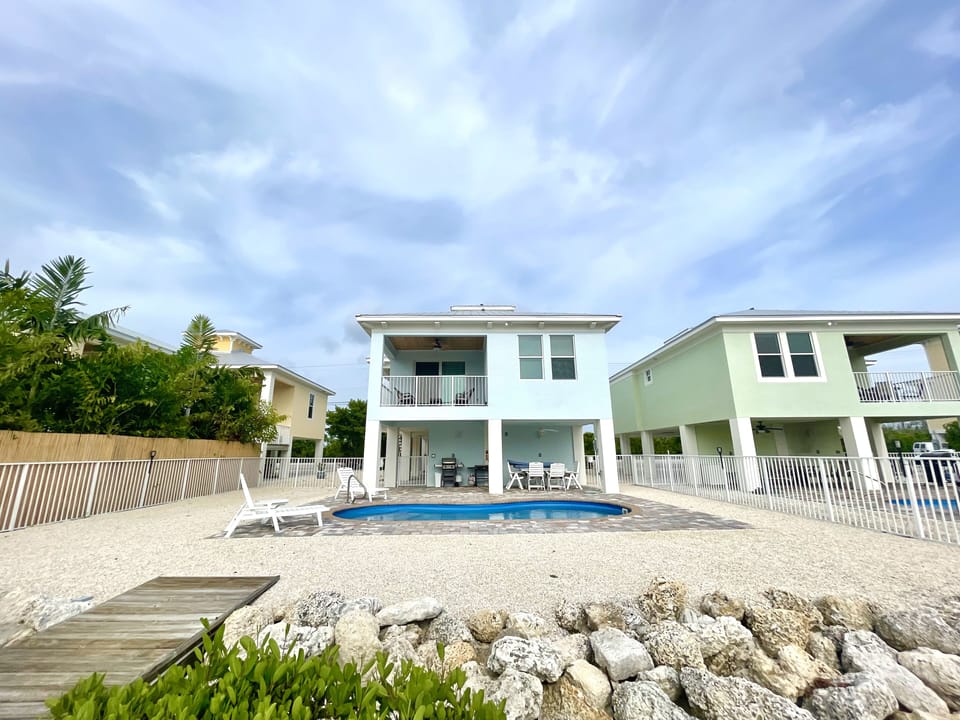 Amazing new vacation home. Private pool and privacy fence on both sides