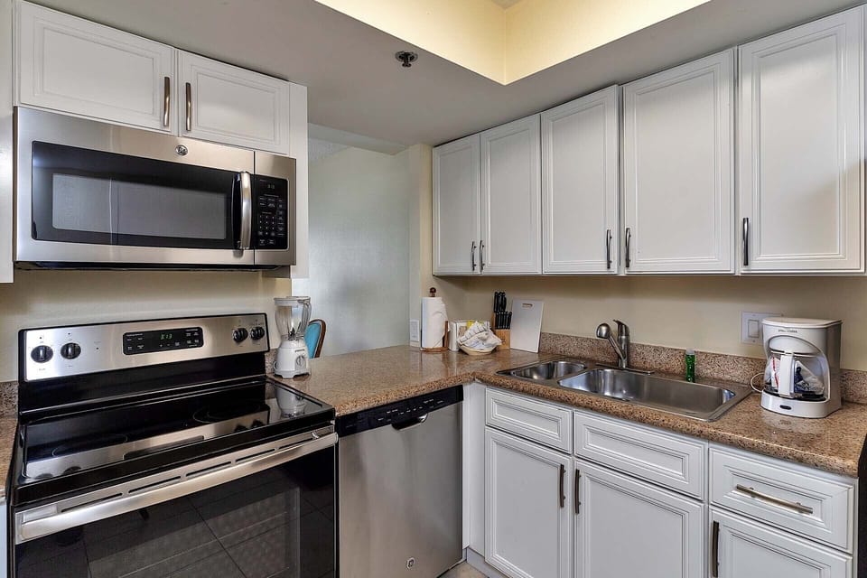 Full Kitchen - Fridge, Microwave, Stove, Oven, Dishwasher-1OF