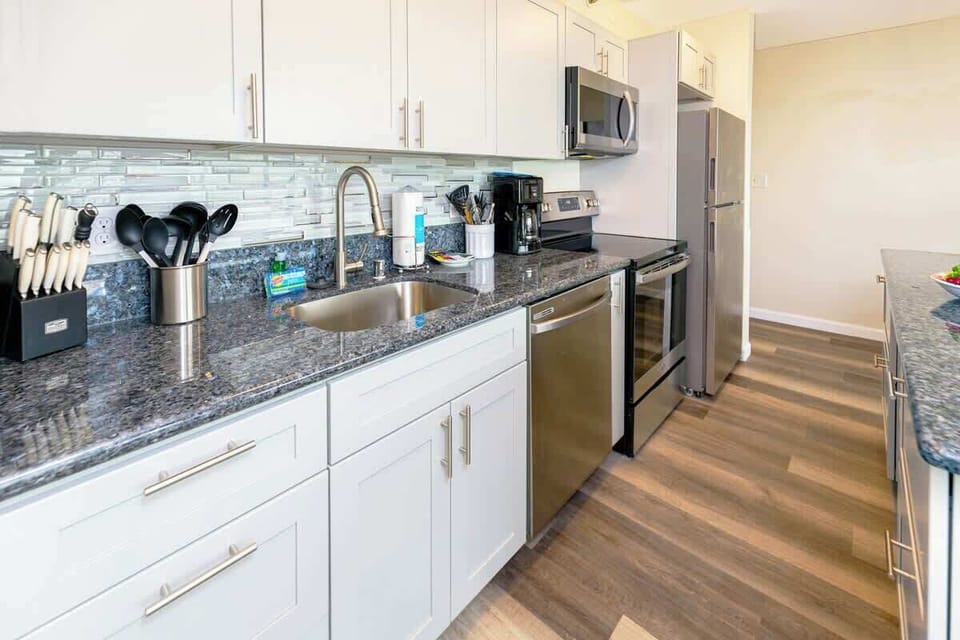 Fully equipped kitchen with dishwasher