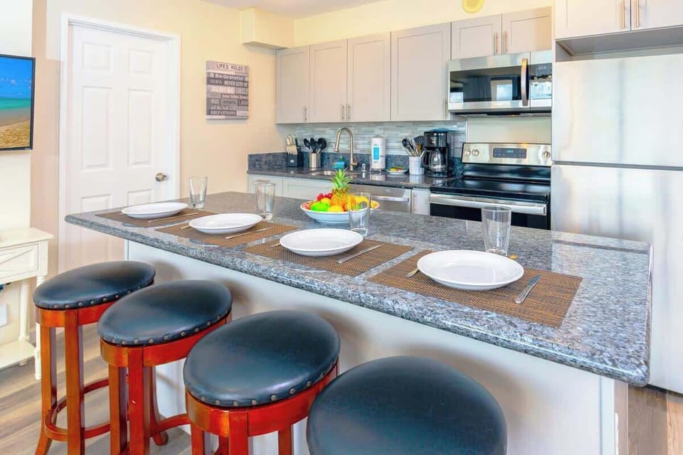 Fully equipped kitchen and dining area
