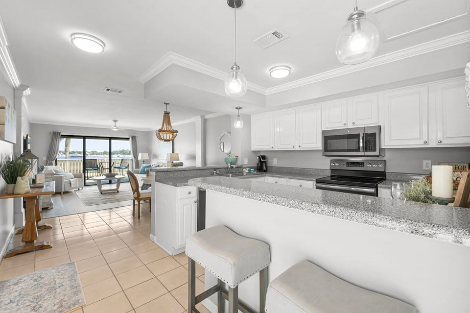 Kitchen & Breakfast Bar