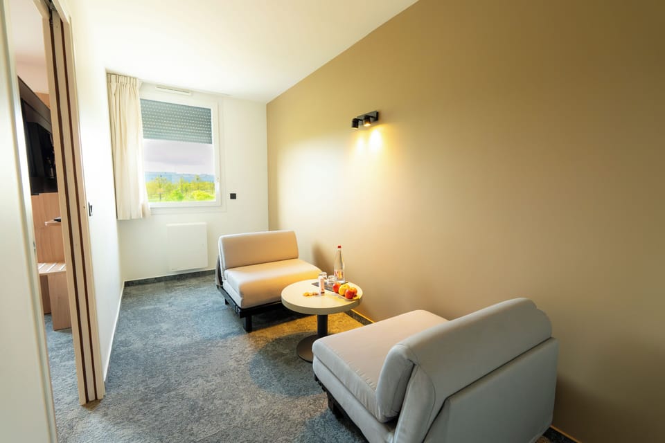 Junior Suite | Premium bedding, individually furnished, desk, blackout drapes