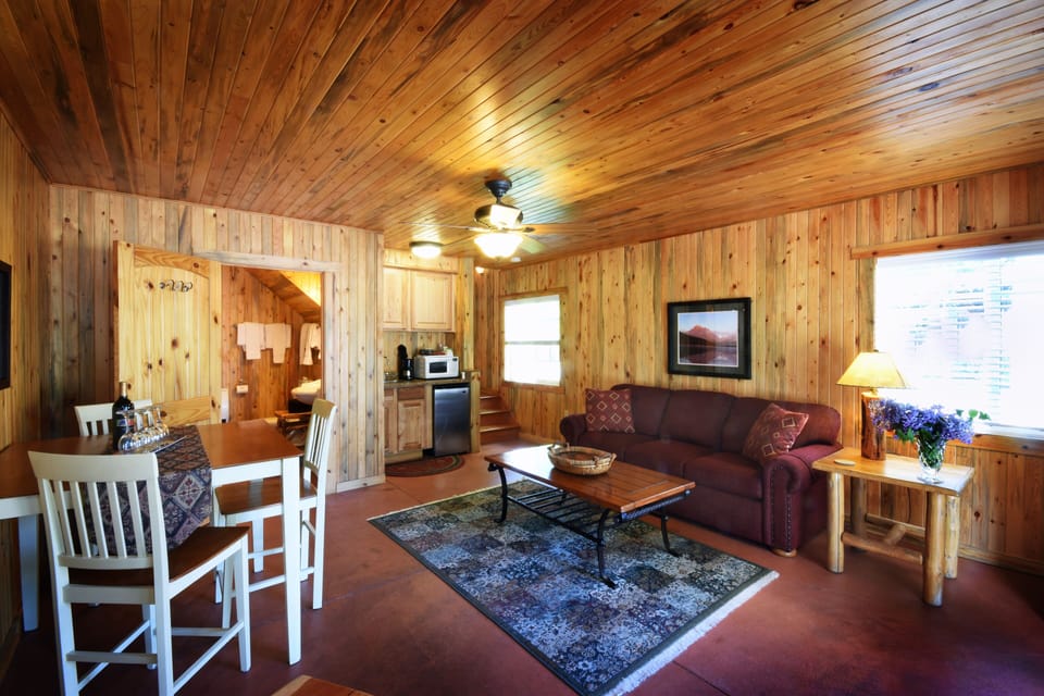 Deluxe Cabin, 1 Bedroom (Swan Mountain) | Living area