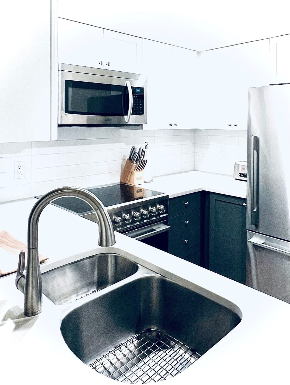 Double sinks, Miele dishwasher and lots of space at bar counter to enjoy