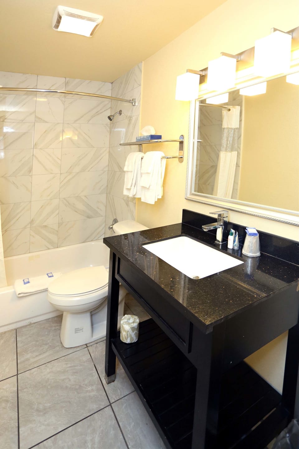 Combined shower/tub, hair dryer, towels