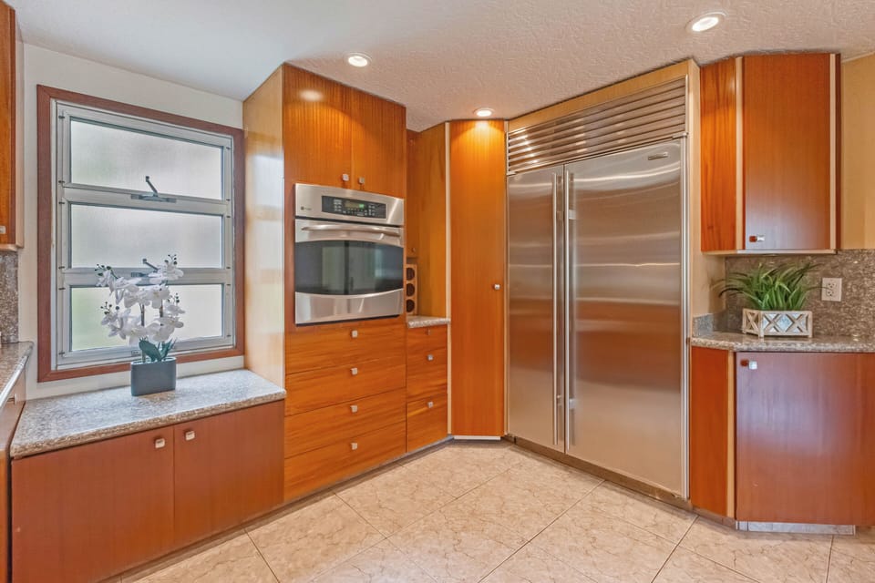 Pro-grade refrigerator keeps island-fresh ingredients at your fingertips!