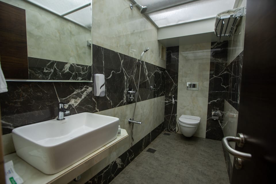 Deluxe Room | Bathroom | Shower, rainfall showerhead, designer toiletries, hair dryer
