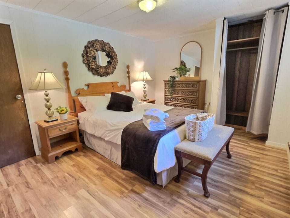 Relax in the charming queen bedroom at Bearvaria, where comfort meets elegance.
