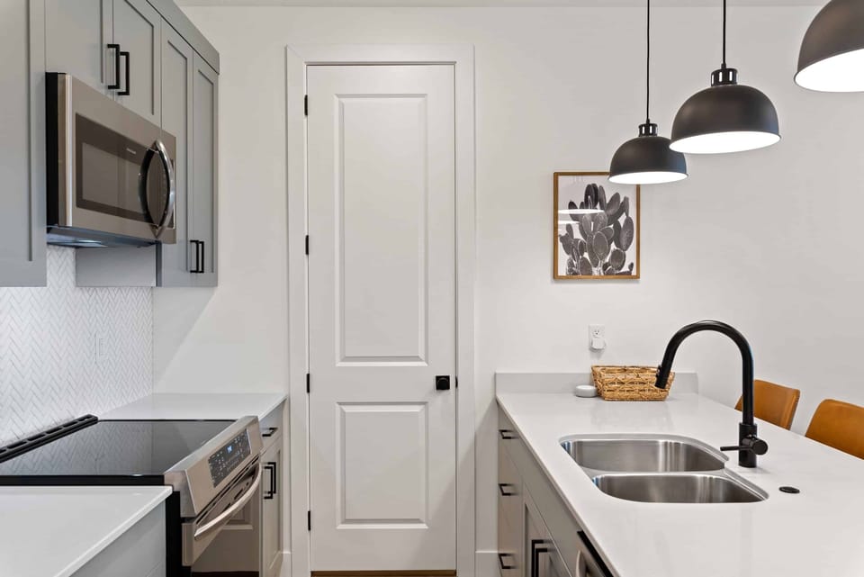 Condo, 3 Bedrooms | Private kitchen | Fridge, oven, coffee/tea maker, toaster