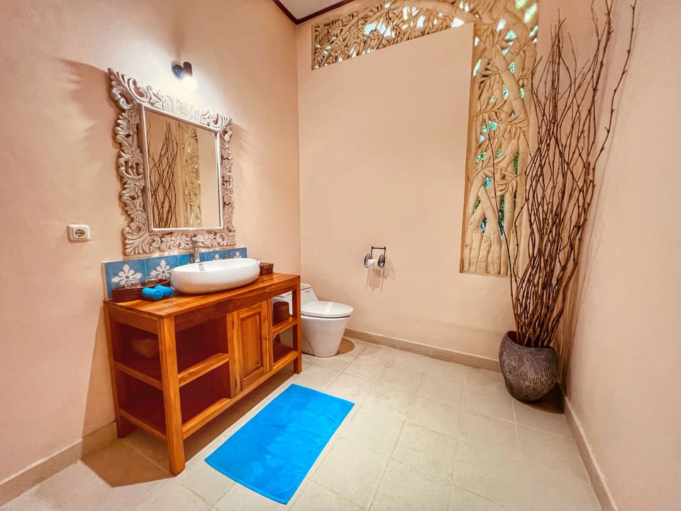 Garden View Suite | Bathroom | Shower, rainfall showerhead, free toiletries, hair dryer